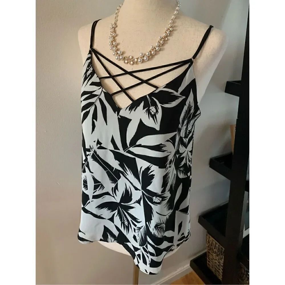 Express casual skirt back and white